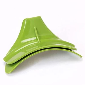 Creative Anti Spill Silicone Slip On Pour Soup Spout Funnel for Pots Pans and Bowls and Jars Kitchen Gadget Tool