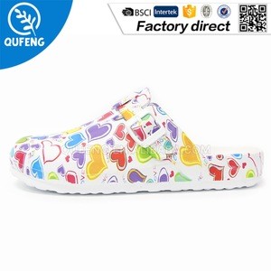 Hot selling 2017 New pattern design heart Printing mens soft shoes garden medical clogs