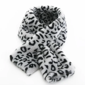 Wholesale New Design Soft Winter Ladies Fashion Leopard Dot Print Fake Fur Cross Scarf