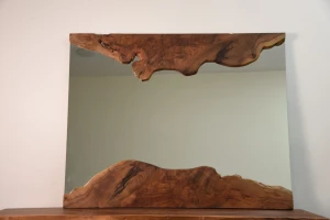 The mirror frame made of natural acacia wood embodies the beauty of nature.