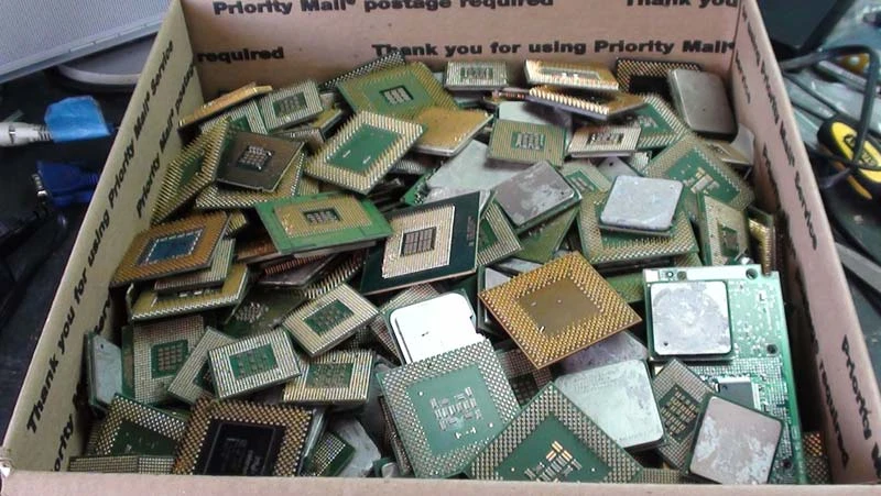 CPU CERAMIC PROCESSOR SCRAPS/GOLD PINS AND RAMS SCRAP
