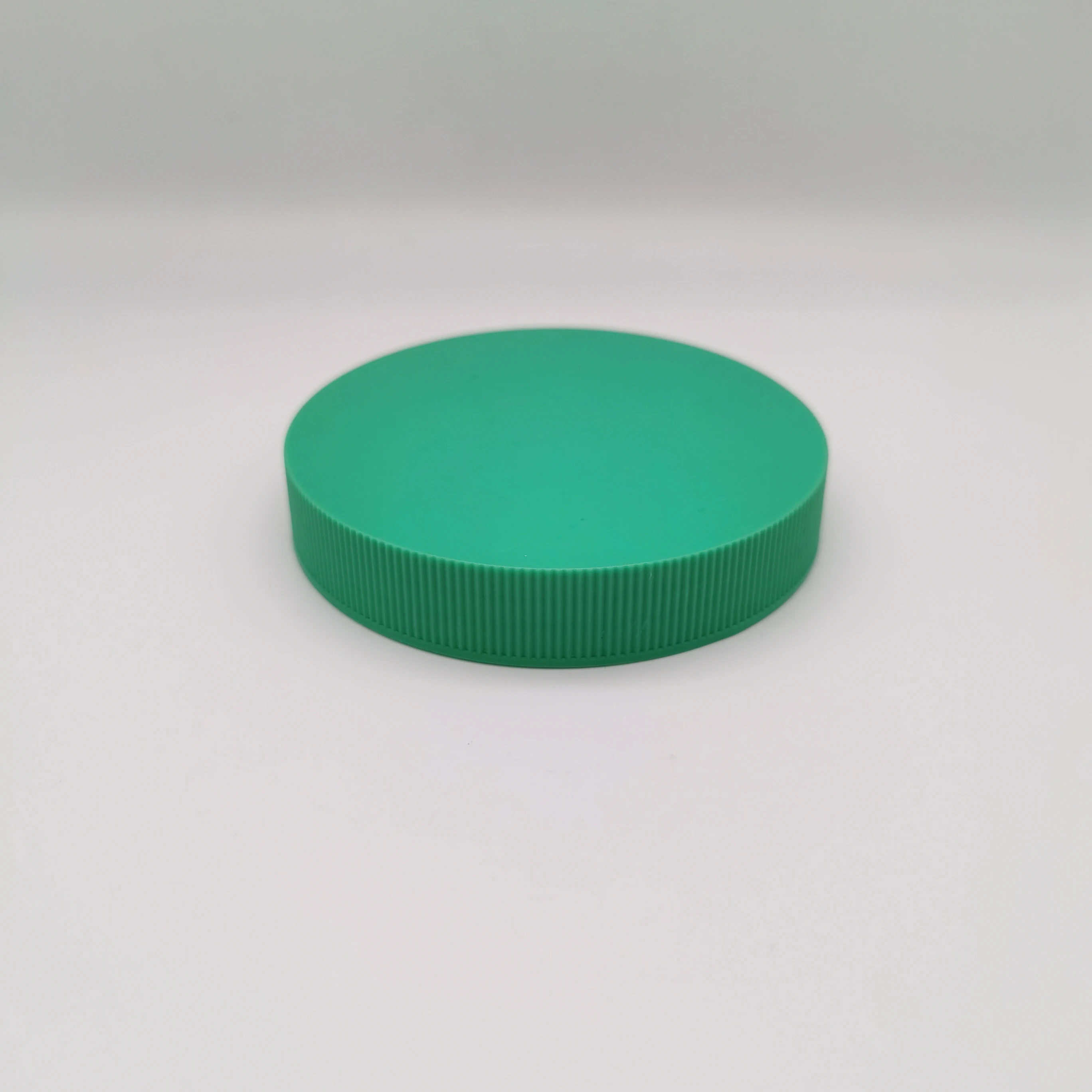 89mm ribbed plastic round shape screw cap in matte green color for PET jar