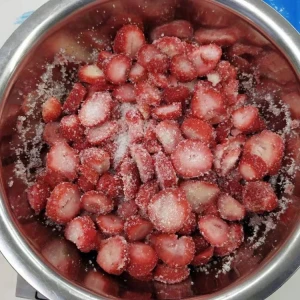 Manufacturers Suppliers IQF Fruit Sliced Frozen Strawberries with Sugar