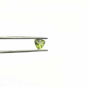 Green Peridot Trillion 5 mm, Faceted Peridot, Loose Gemstone for Jewelry, Trillion Cut calibrated Peridot, Gemstone sale, micro peridot
