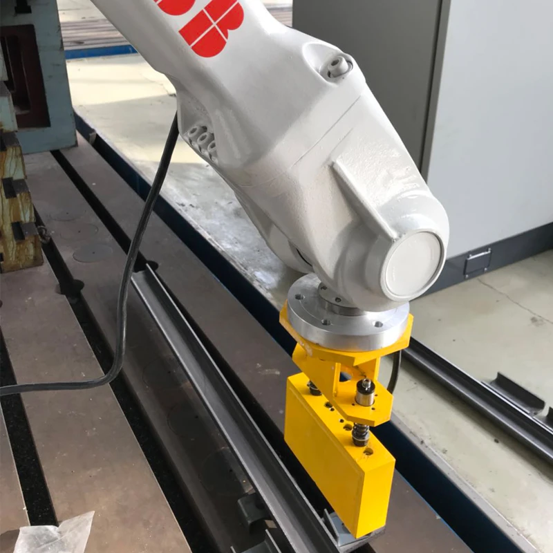 Automatic magnetic lifter for pick and place robot manipulators