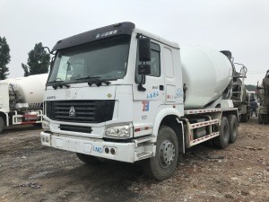 Used Good Condition SINOTRUK HOWO brand 25t self loading concrete mixer truck with pump for sale