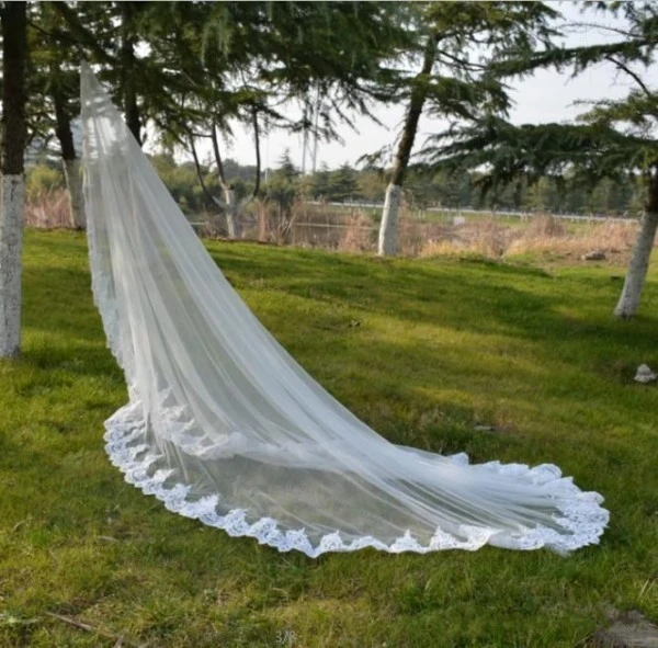 Wholesale One Layer White Tulle Lace Hemmed Wedding Bridal Veil Cathedral with Comb