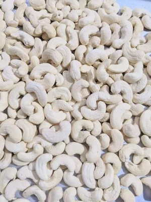 Raw and shelled cashew nuts