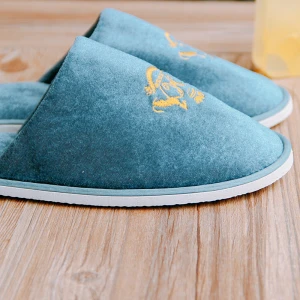 Bulk custom luxury hotel room bed and breakfast dense velvet embroidery slippers disposable slippers hotel supplies