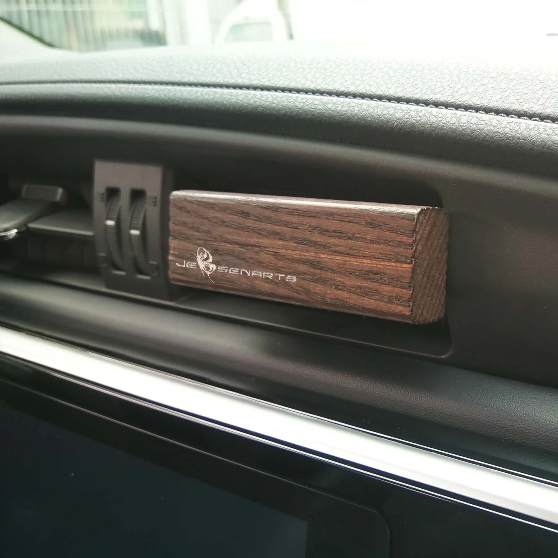 Long Lasting Luxury Aromatic Black Walnut Pine Wood Diffuser Car Vent Liquid Air Freshener Clip Car Perfume For Car