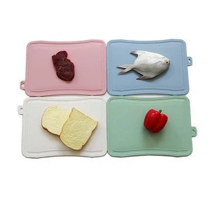 Eco friendly pp small plastic cooking tool pear apple fruit fish bread food color chopping cutting board set with stand