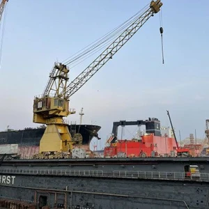 Level Luffing Portal Crane Floating Dry Dock Portal Crane