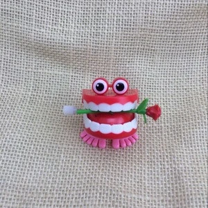 Hot Sale! Jumping Teeth Toys with Eye Funny Wind Up Chain Teeth Dancing Toys Children&#39;s Gift Toys