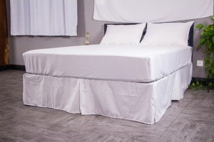 Hot Sale Customized Plain Dyed Elegant Sofe White Bed Cover Skirt Set