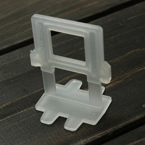 Tile lippage leveling spacer clips