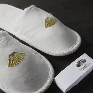 Wholesales Factory direct sales eco friendly white hotel slippers customized logo spa slippers hotel disposable non wov