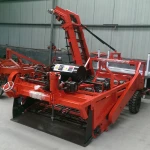 Automatic unload combined two-row carrot harvester, carrot harvesting machine