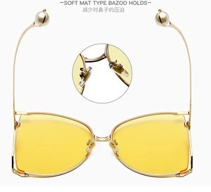 Queena Oversize Metal Eyewear Frame Sunglasses WomenPearl Beads Hollow Out Retro Ladies Sun Glasses