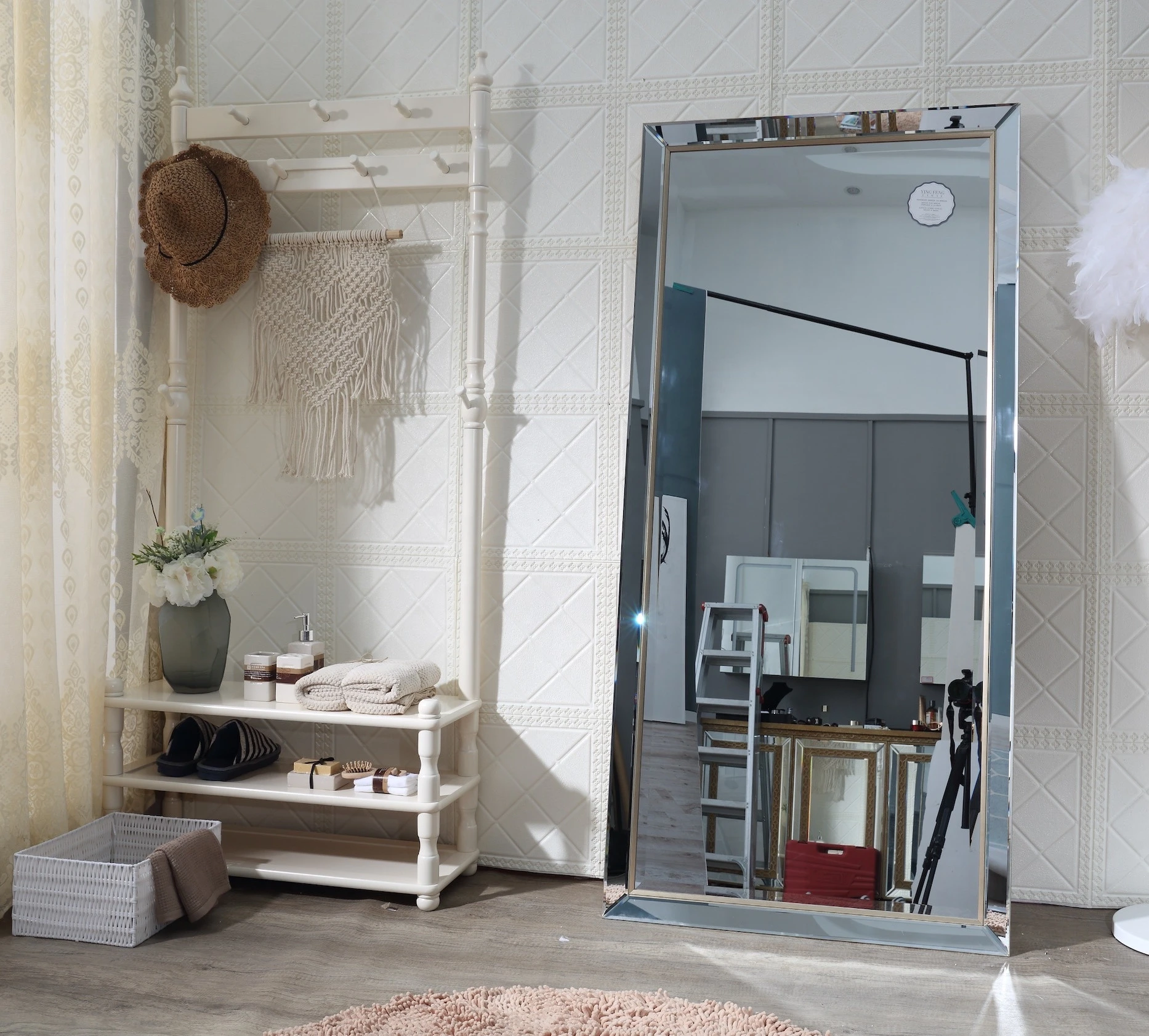 Home decoration is modern and simple style, full-length floor-to-ceiling mirror and mirrorless mirror