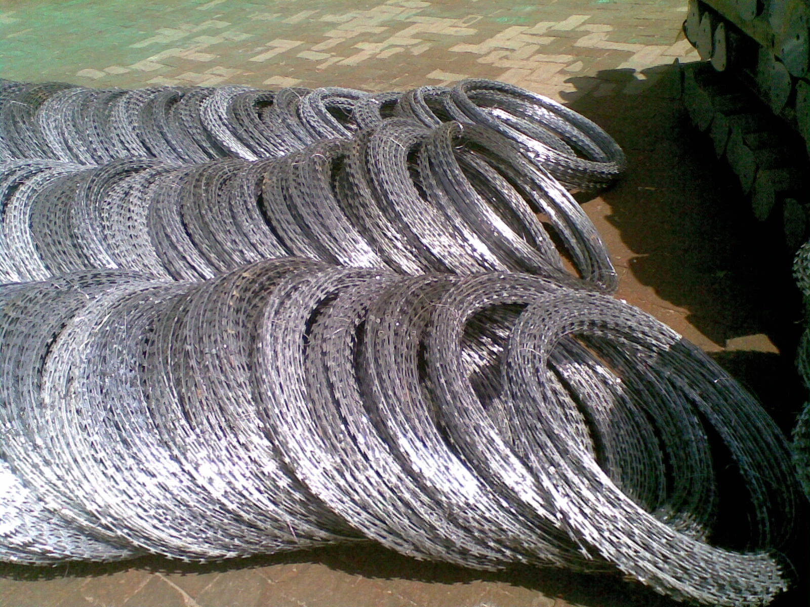 hot sale galvanized razor barbed Iron wire Anti-Climb Protects against cut-through