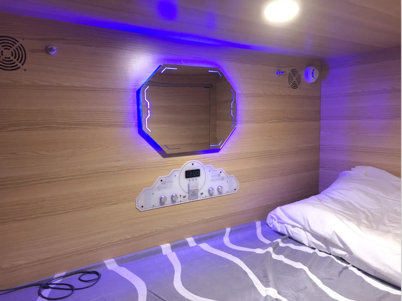WIMI  Wooden Soundproof Modern Single Sleeping Capsule Bed Furniture Sets Sleeping Pod Smart Capsule Bed