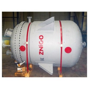 Oil storage tank with mixing devices
