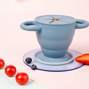Can be laser logo baby food mother&#39;s little helper folding snacks cup baby silicone bowl cover with a handle with suction cup