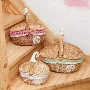 Cheap, practical vegetable wicker basket with cross hands
