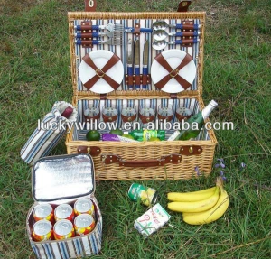 New design wicker picnic basket for 4 persons with strip lining,wine bag,cutlery and ice bag
