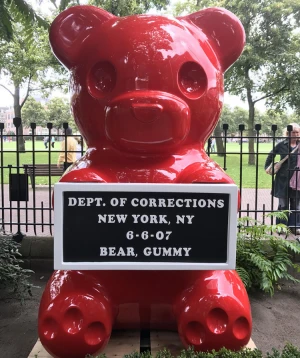 pop art resin craft fiberglass sculpture gummy bear statue