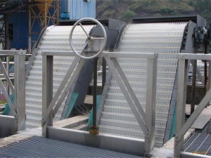 Wastewater Treatment Machine Sludge Dewatering Equipment and Solid Liquid Separator Rotary Bar Screen in China