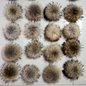 2018 wholesale clothing accessories raccoon fur ball pom pom with snap button for beanie hat