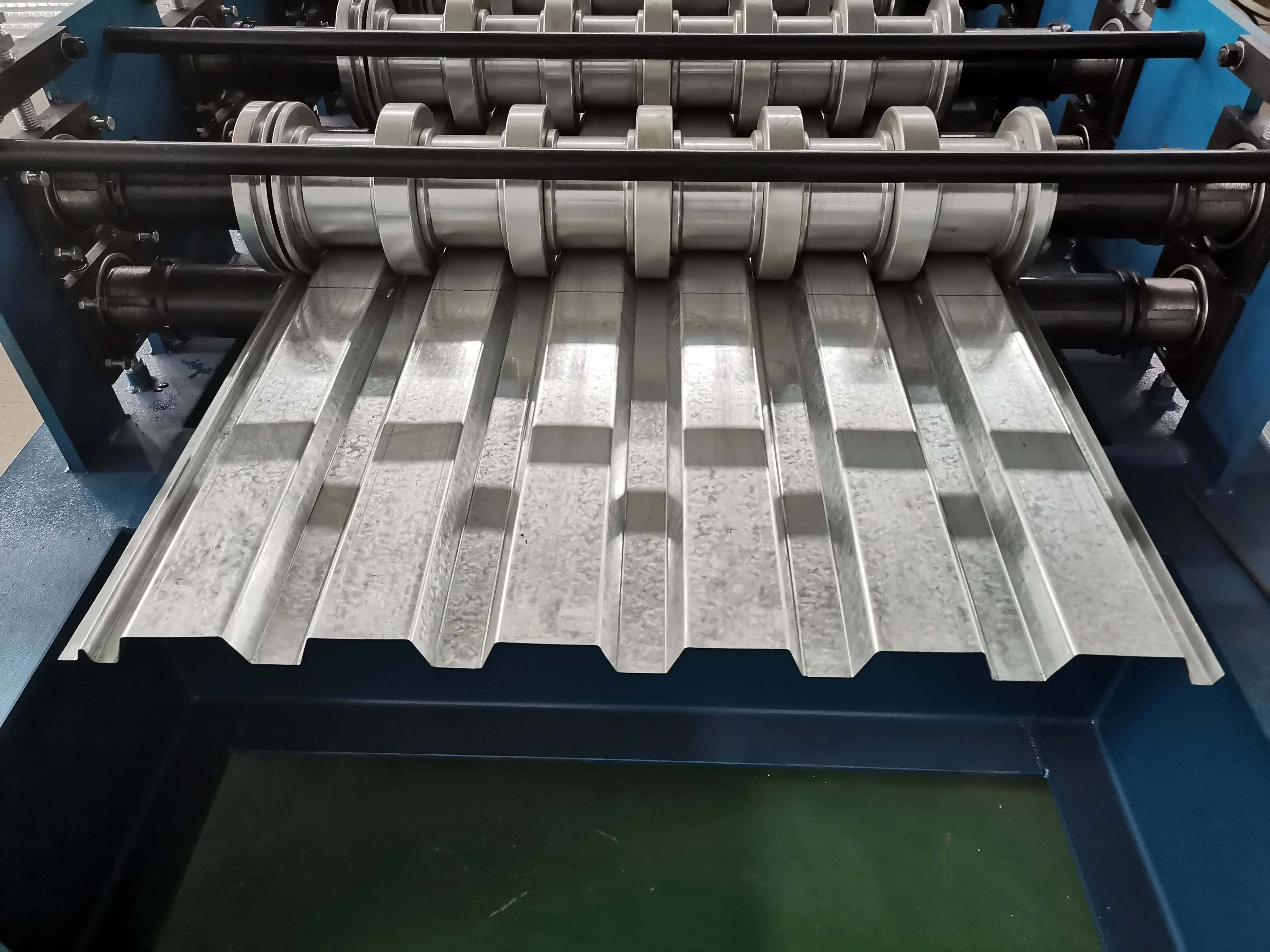 Made-in-China galvanized steel construction building floor decking tile making machine suppliers