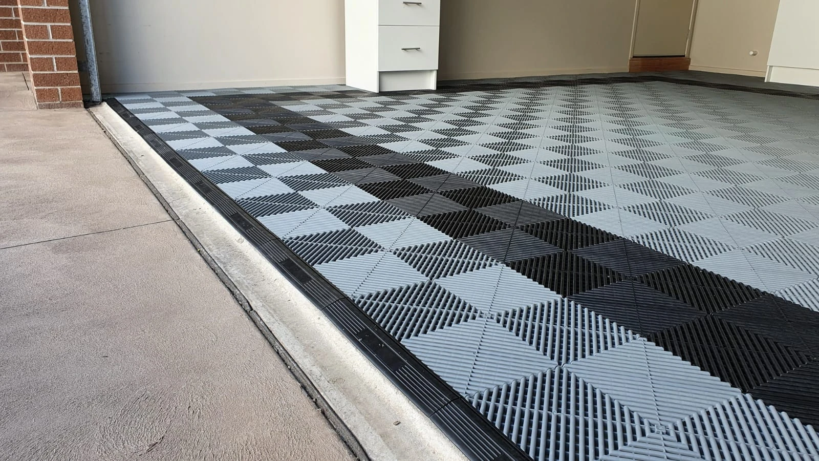 2020Hot selling Strength car garage floor grate plastic modular interlocking tiles PVC garage floor tiles