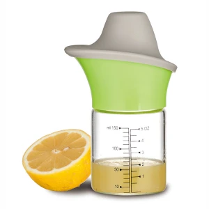 Good Grips Small Citrus Juicer with Built-In Measuring Cup and Strainer, Lemon Juicer