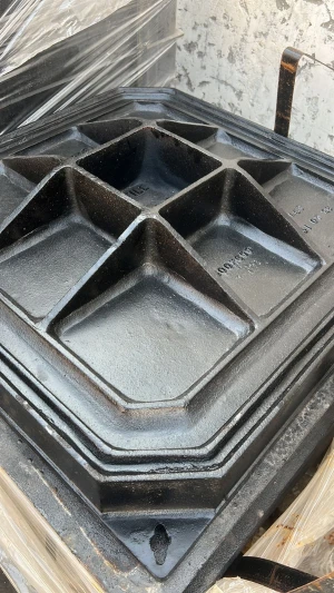 CAST AND DUCTILE IRON MANHOLE COVER