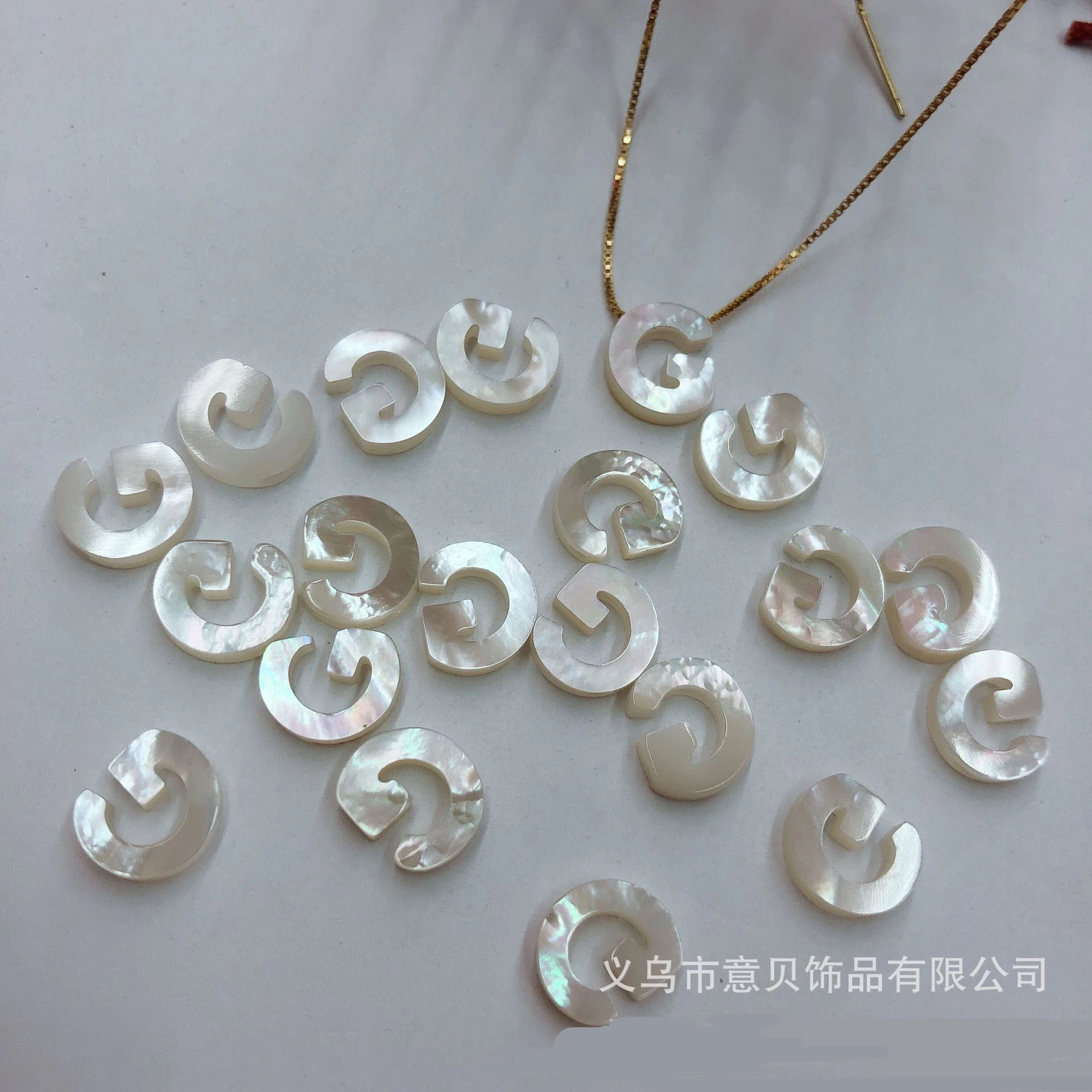 Hollow blank butterfly shell 26 English letters shell piece diy handmade loose beads pendant accessories