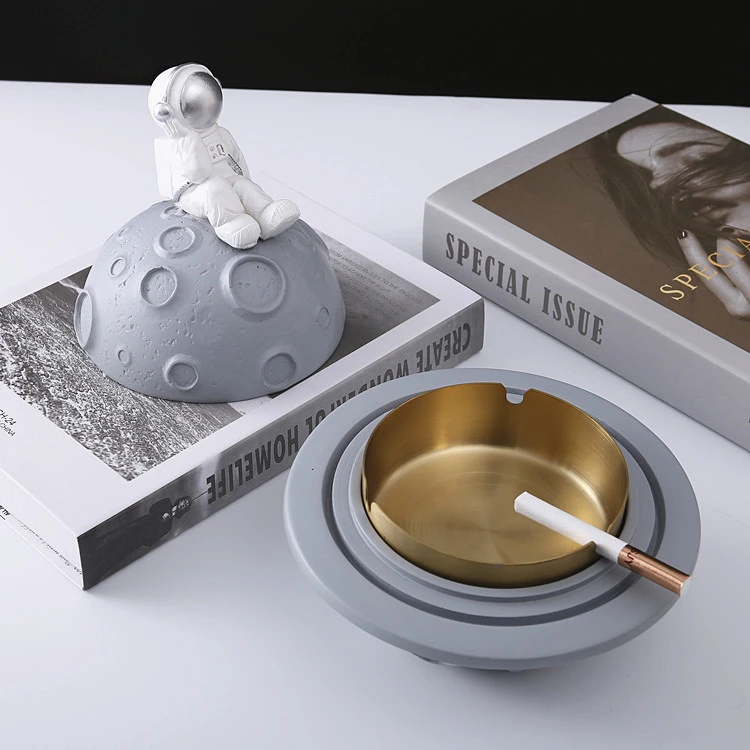 Factory wholesale popular astronaut shape cigarette ashtray resin crafts new creative ashtray for desktop decoration