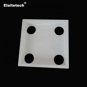 Aluminum silicate ceramic distribution plate for vertical casting