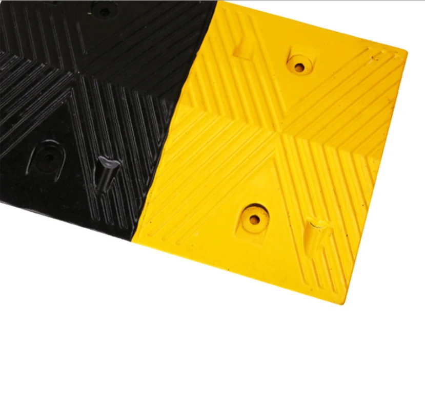 Removable Driveway Speed Hump Traffic Yellow And Black Car Heavy Duty Rubber Bump Speed Hump