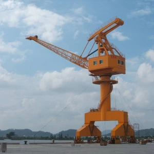 Four link type container level luffing portal crane