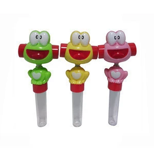 2018 good quality wholesale plastic shake whistle frog pack candy toys for kids