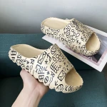 Men and women  summer indoor and outdoor home non-slip plastic sandals and slippers men slippers summer