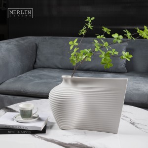 Unique Designer Simple Minimalist Table Top Vase Decorative Nordic Modern White Vase for Home Decor Ceramic &amp; Porcelain Vase