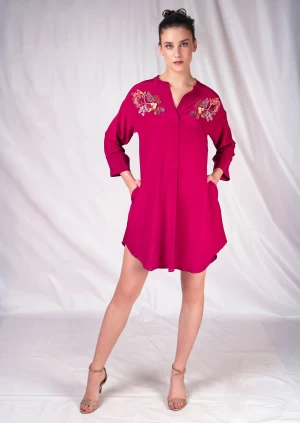 Pink tent-fitted dress with embroidery