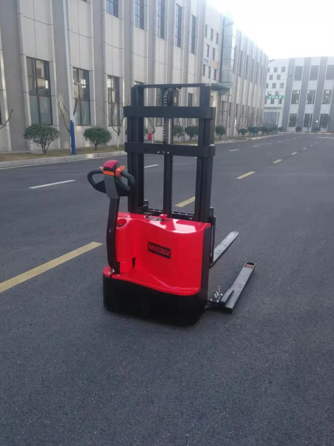 Hot sell walkie type 2000kg 2.0ton straddle electric stacker lifter with adjustable or fixed wide legs electric forklift