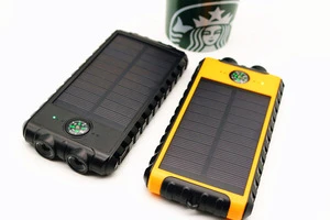 2018 high efficient portable charger power bank solar charger 10000mah with LED and cpmpass
