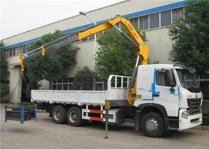 HOWO 6x4 10 wheeler boom truck price 25t hydraulic folding arm type truck cranes for sale