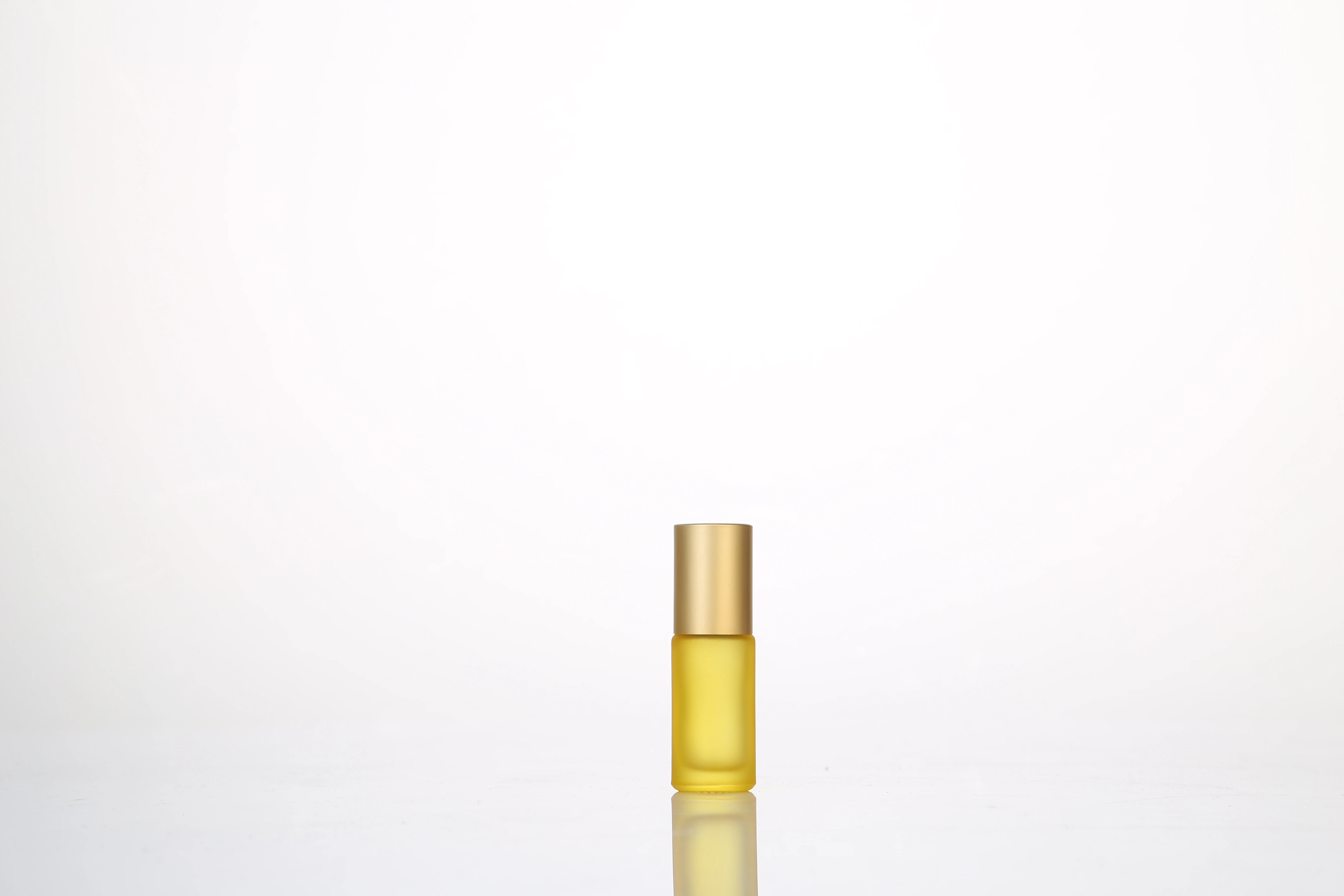 Mini travel empty custom 5ml 10ml  roll on glass perfume bottle with stainless roller ball  or plastic roller ball