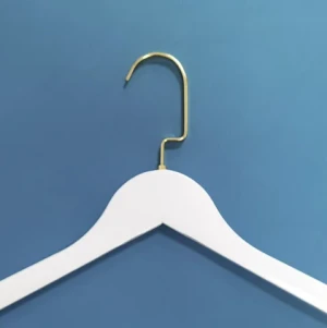 Wholesale Custom Logo Luxury Cloth Hanger White Wood Clip Hanger Non Slip Boutique Gold Wooden Clothes Hanger for Clothing Shop